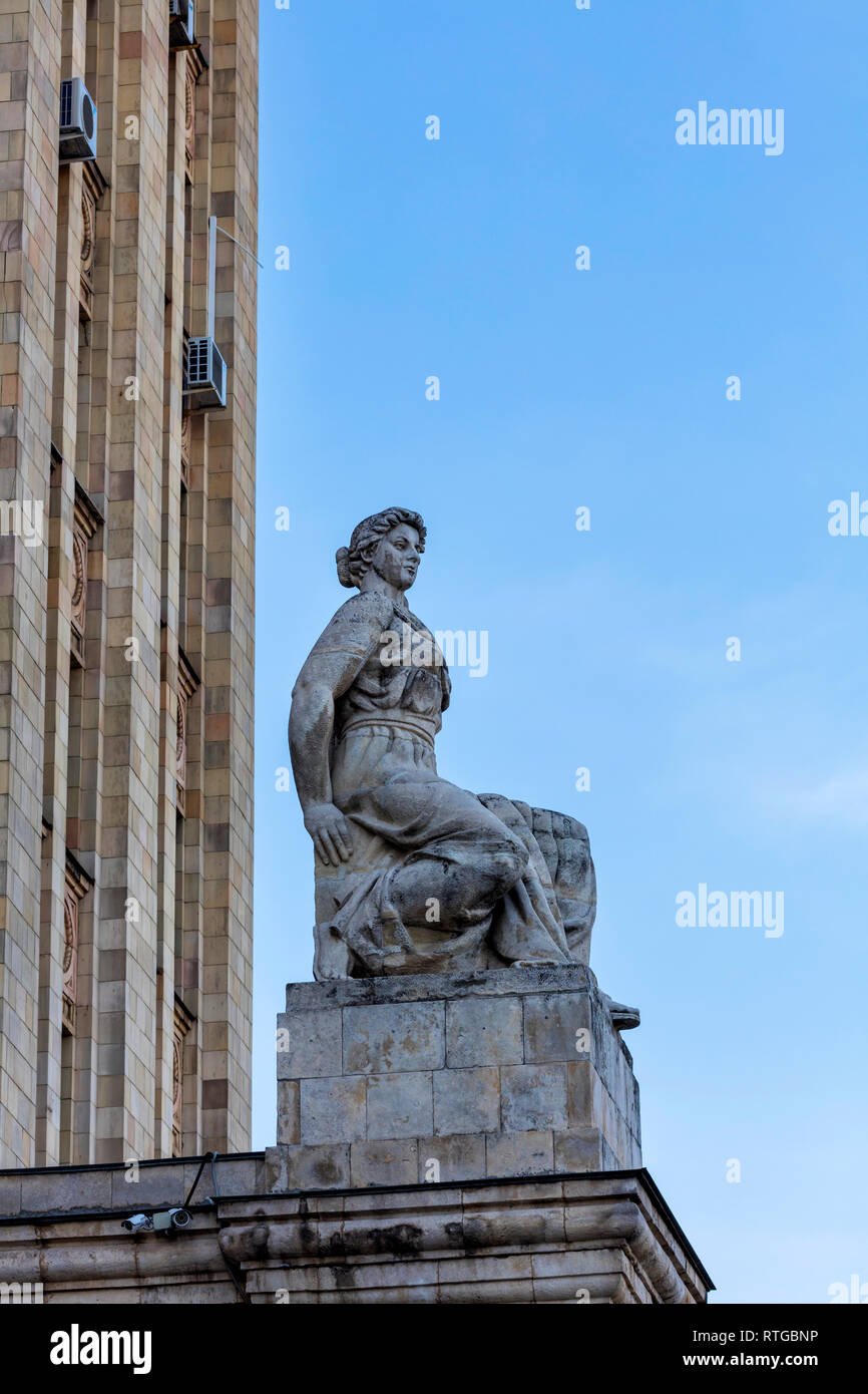 Skulptur an Kudrinskaya quadratisches Gebäude (1954), eine der sieben stalinistischen Wolkenkratzer, Moskau, Russland Stockfoto