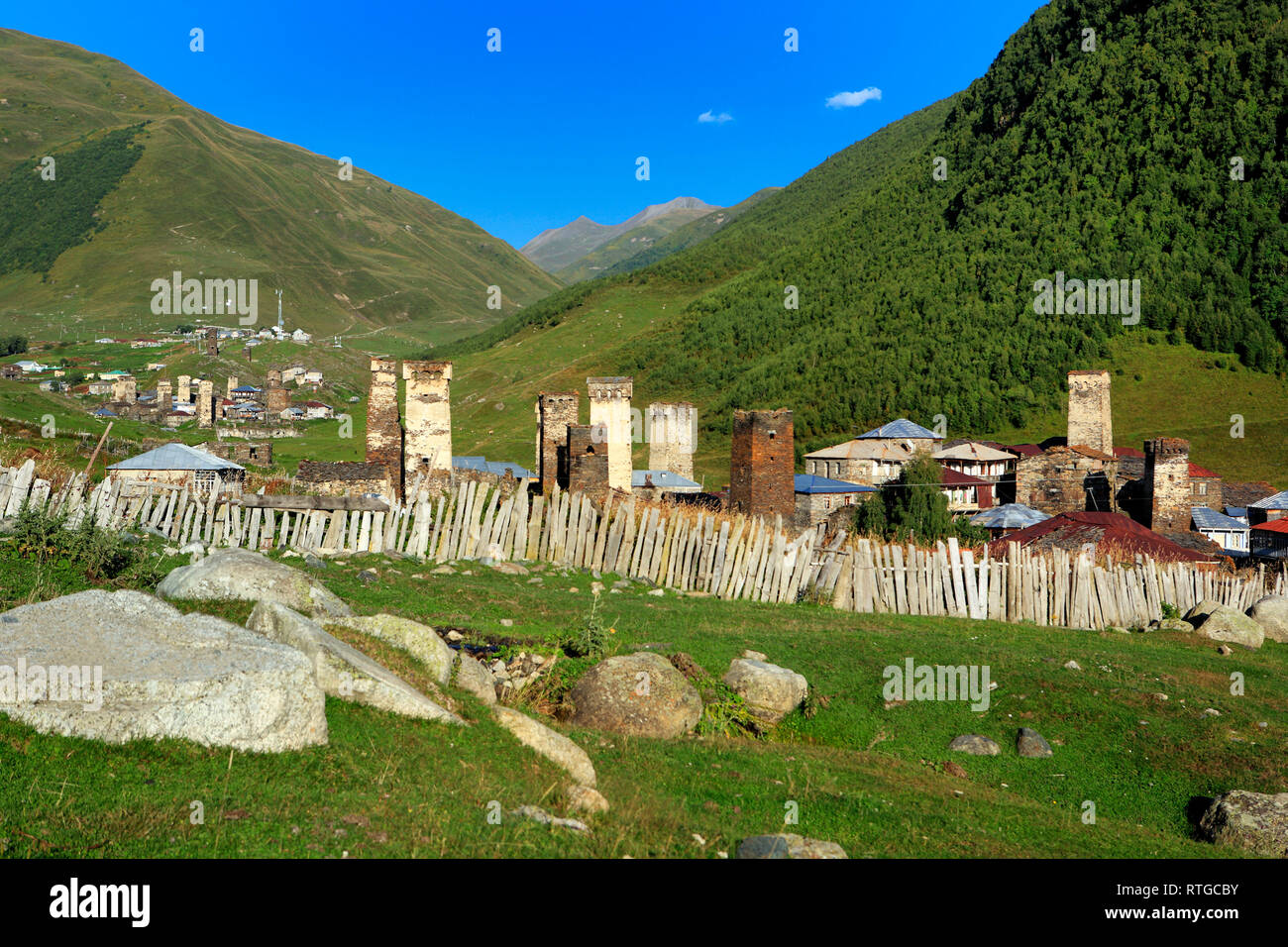 Dorf in der Nähe von Shkhara Peak (5068 m), Ushghuli Gemeinschaft, obere Svanetia, Georgien Stockfoto