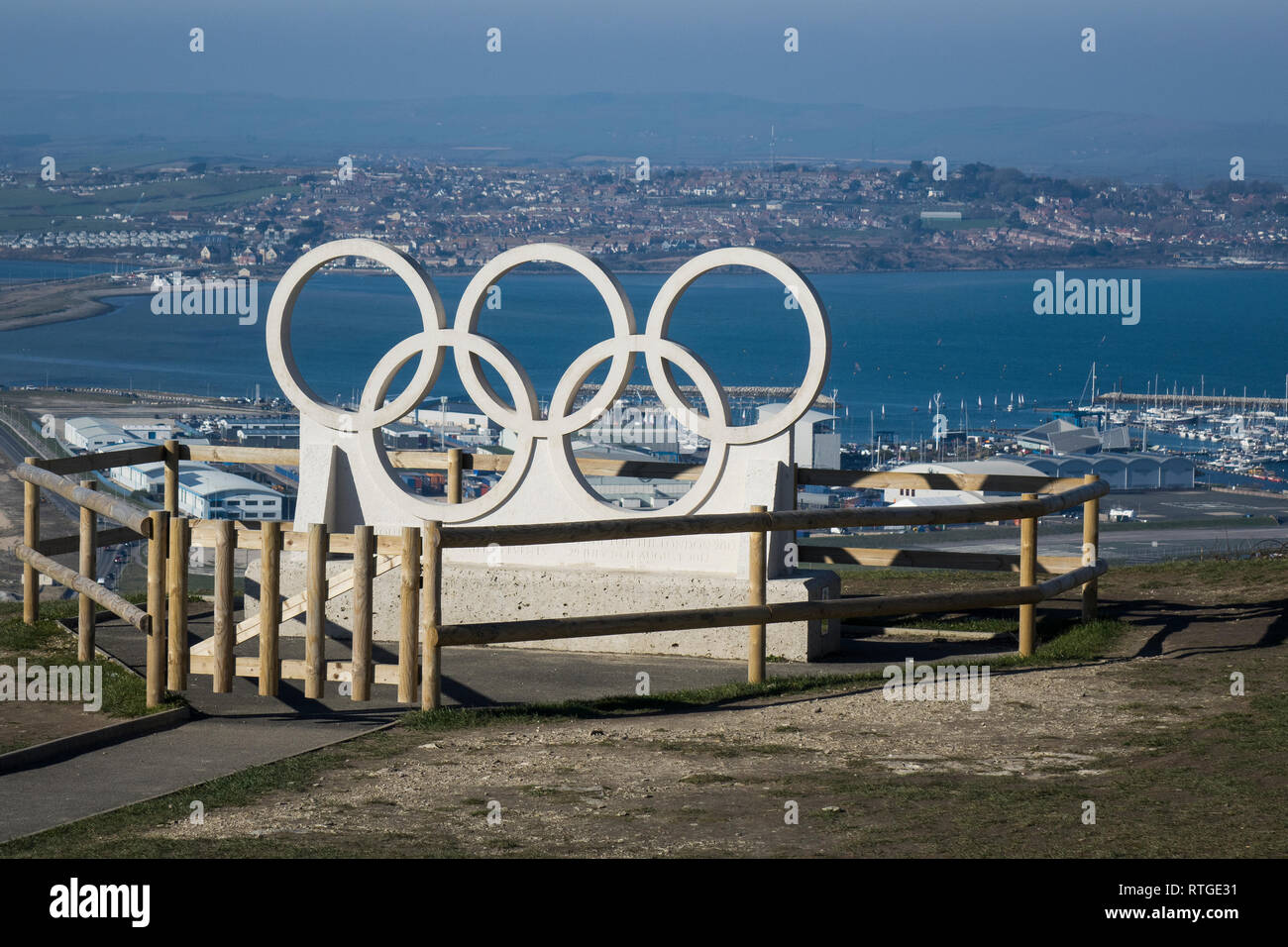 England, Dorset, Portland Harbour, Olympische Ringe am Aufstellungsort des Segeln Austragungsort für die Spiele 2012 in London Stockfoto