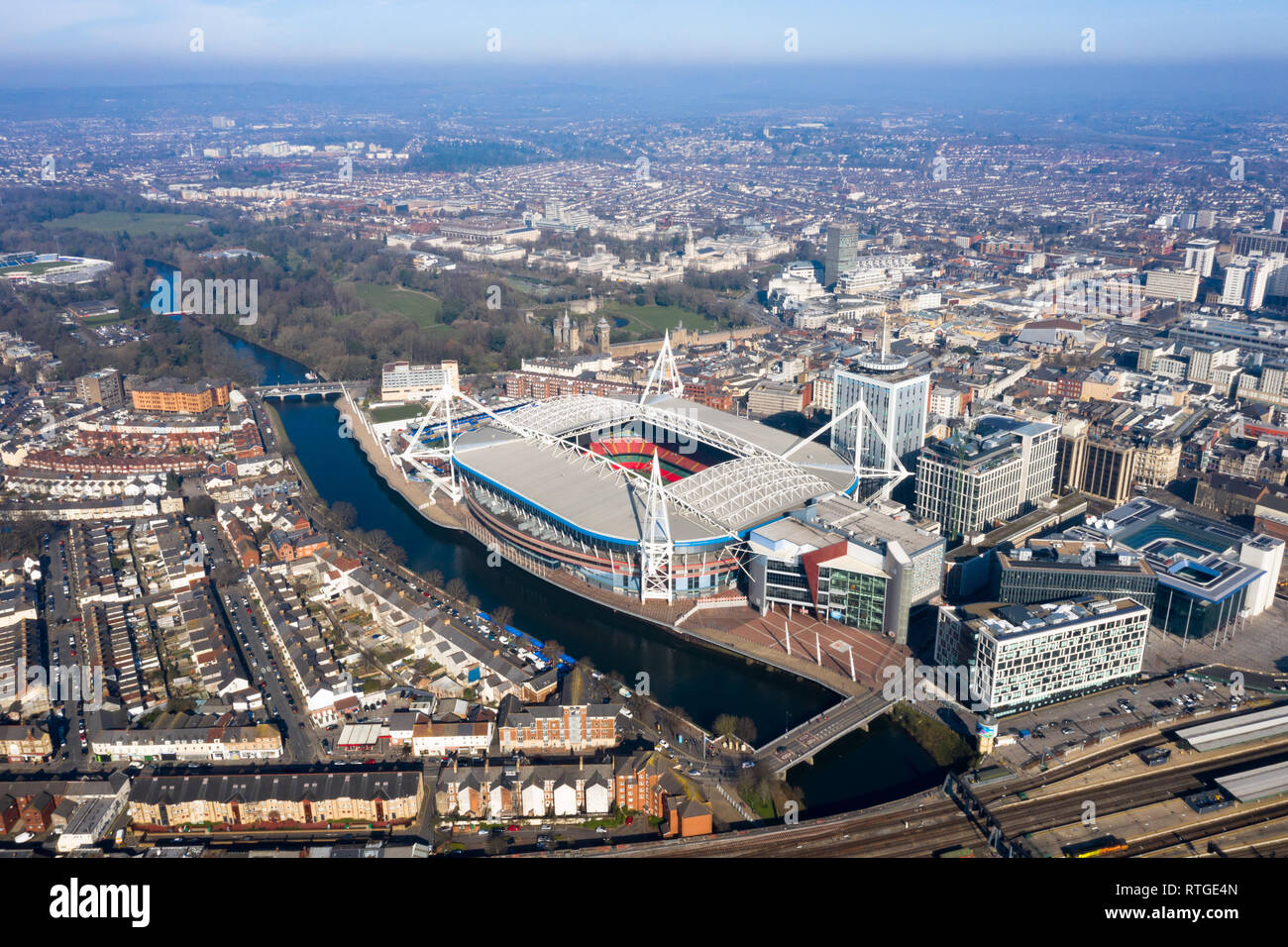 Luftbild von Cardiff Wales Hauptstadt Stadtbild Panoramablick auf die Skyline feat. Fluss Taff und City Centre in Großbritannien mit Fürstentum Stadium, Heimstadion der Welsh Rugby Stockfoto