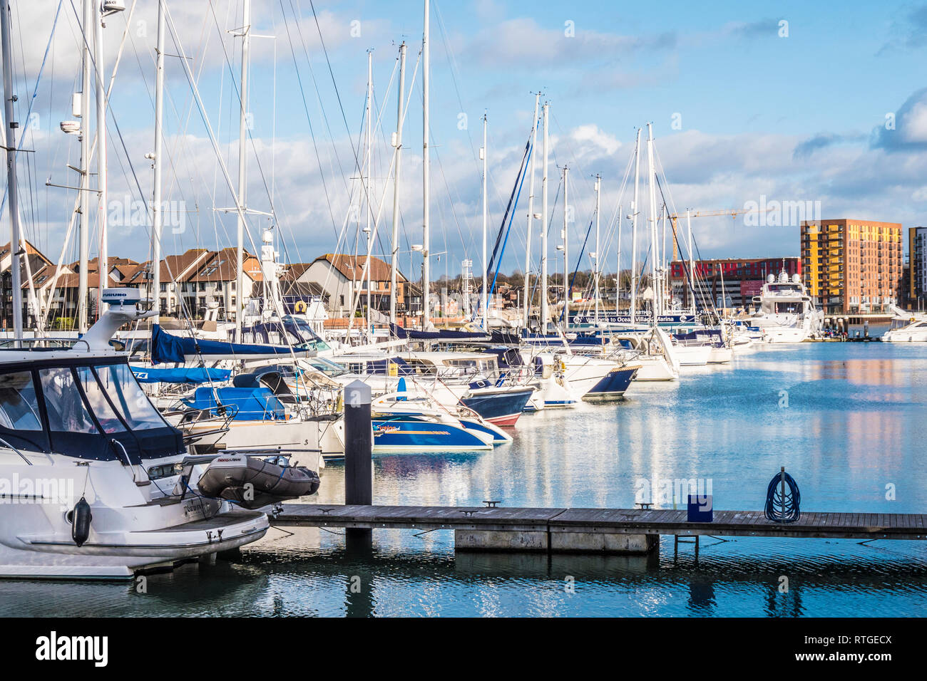 Das Ocean Village Marina und Hundertjährige Quay in Southampton, Großbritannien. Stockfoto