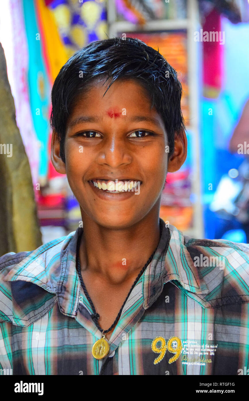 Lächelnd indischer Junge, Pondicherry, Puducherry, Tamil Nadu, Indien Stockfoto