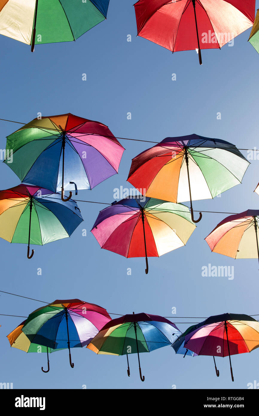 Bunte Dekoration mit Schirmen gegen den klaren, blauen Himmel in Chioggia Stockfoto