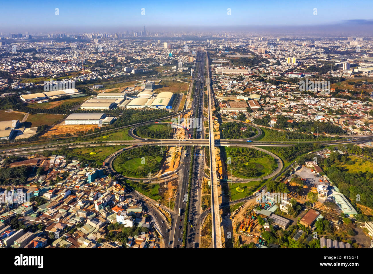 Ansicht von oben Luftbild von "Linie 2", Überführung, Kreuzung von 1 Eine nationale Straße mit Hanoi Highway. Ho Chi Minh City, Vietnam. Blick von Dong Nai bis 9. Stockfoto