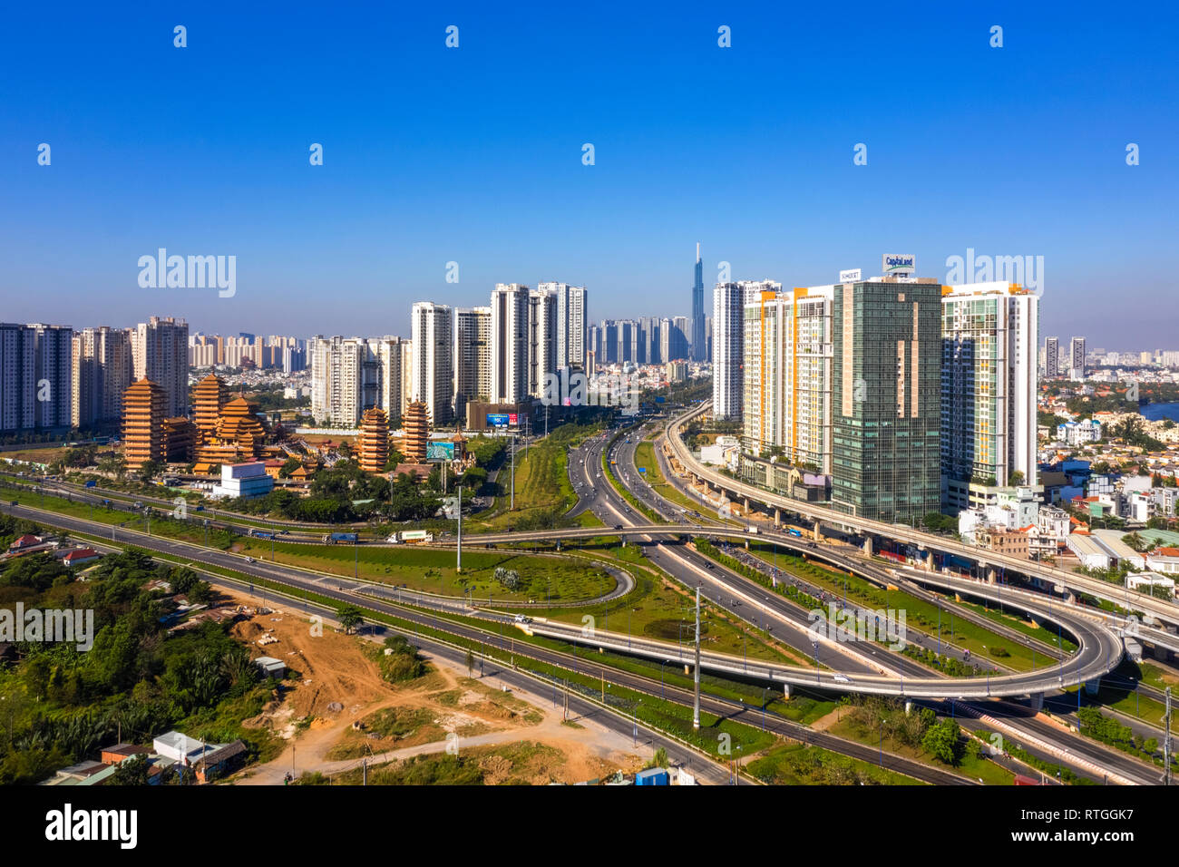 Ansicht von oben Luftbild von Ha Noi Highway und Cat Lai Kreuzung, Ho Chi Minh City mit der Entwicklung Gebäude, Transport, Infrastruktur, Vietnam Stockfoto