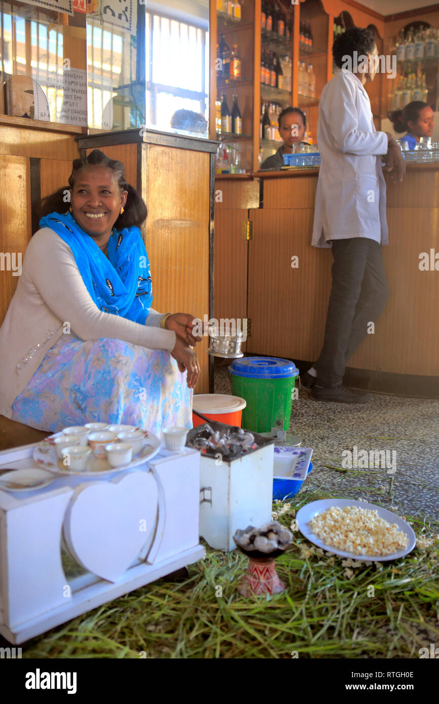 Traditionelle Kaffee-Zeremonie im lokalen Restaurant, Adigrat, Tigray Region, Äthiopien Stockfoto