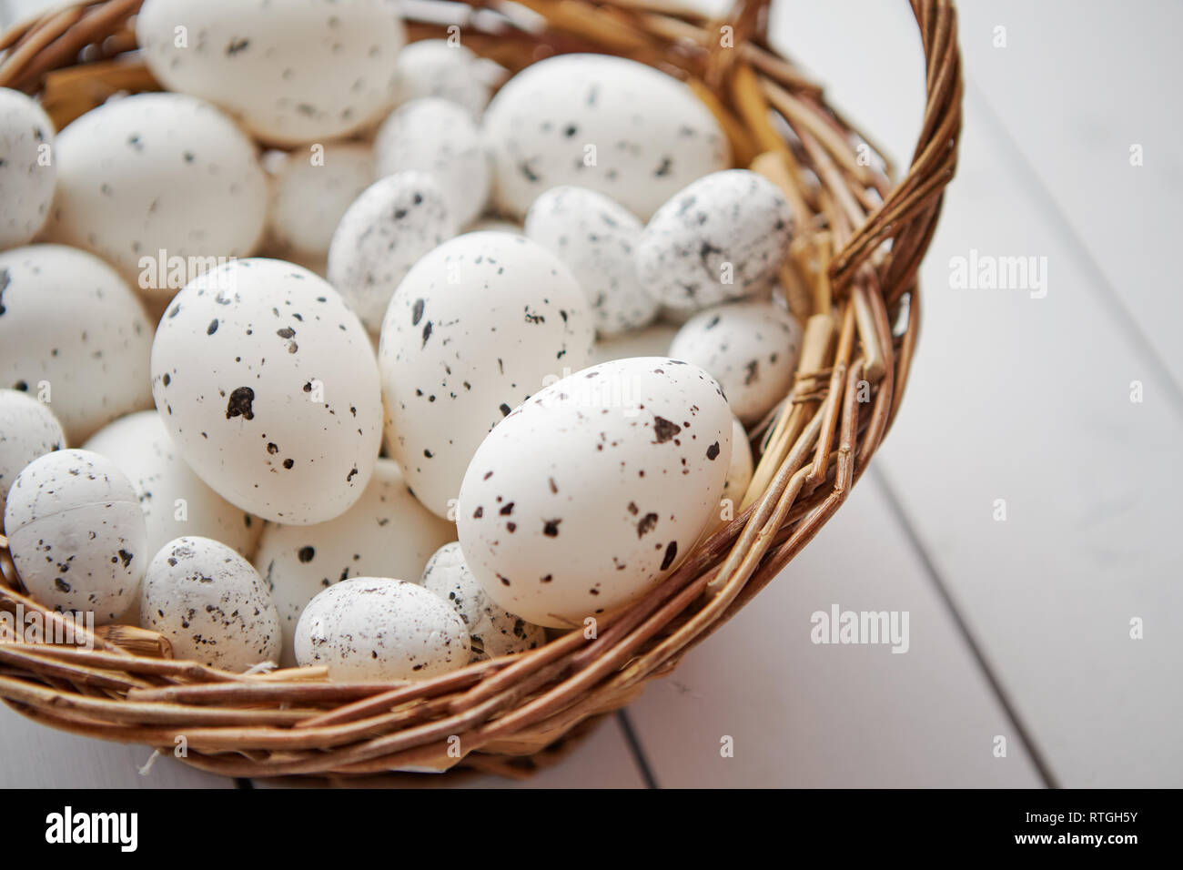 Warenkorb weiß gepunktet Ostern Eier in Braun Weidenkorb Stockfoto