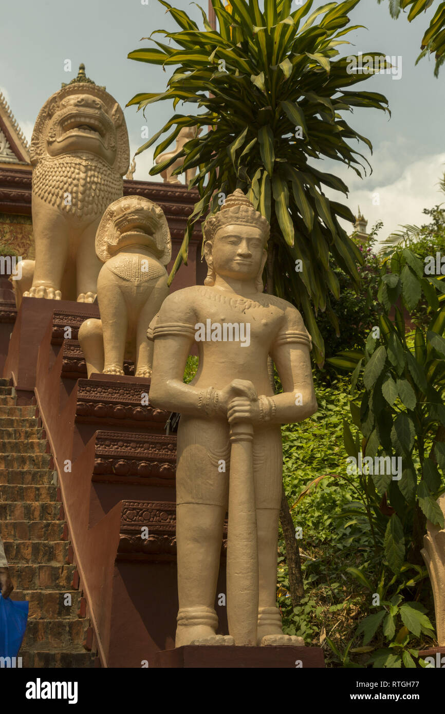 Skulpturen an der Treppe zum Tempel Wat Phnom. Stockfoto