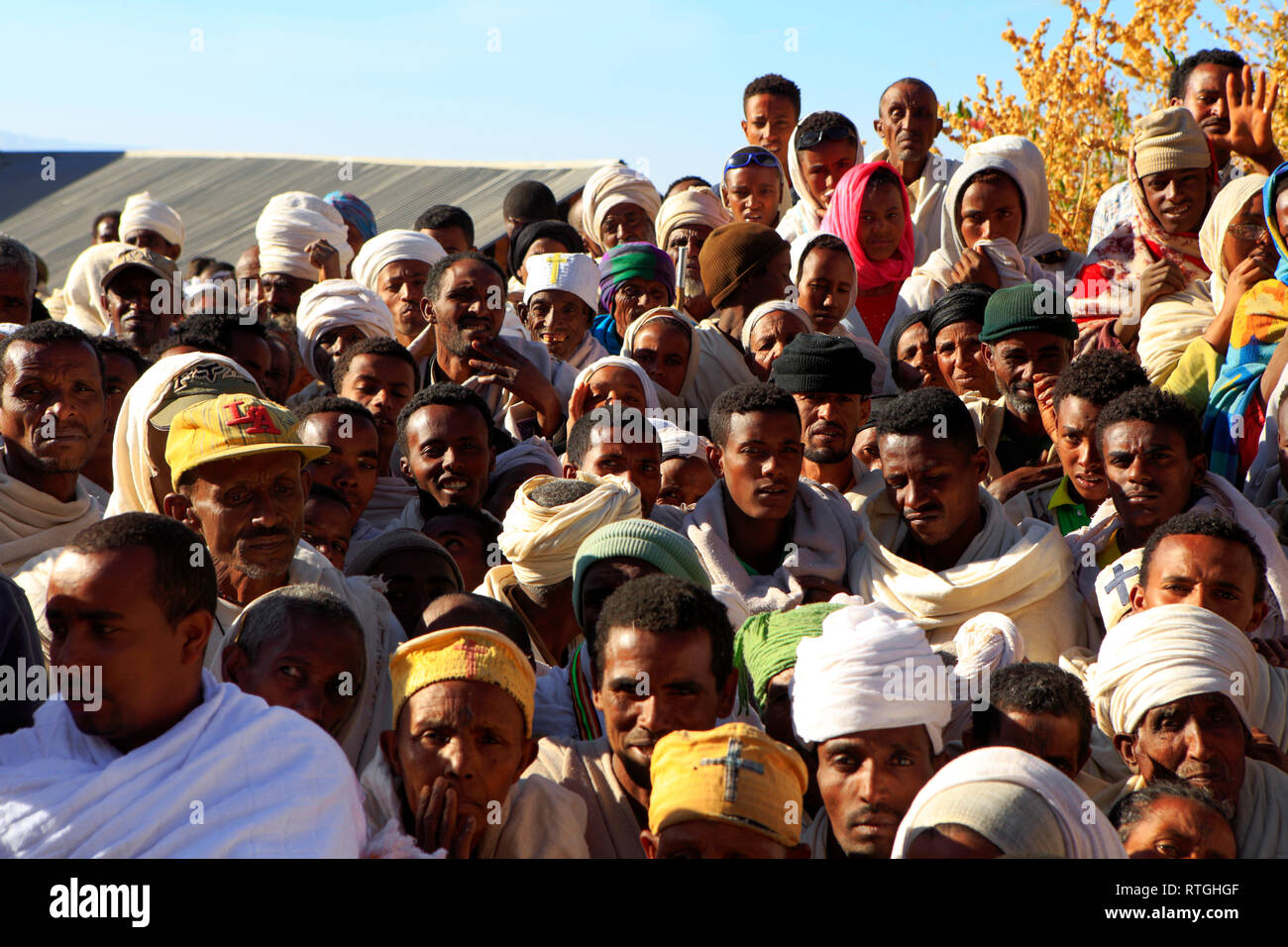 Pilger Waitng für den Eingang des dunklen Tunnel, Lalibela, Amhara Region, Äthiopien Stockfoto