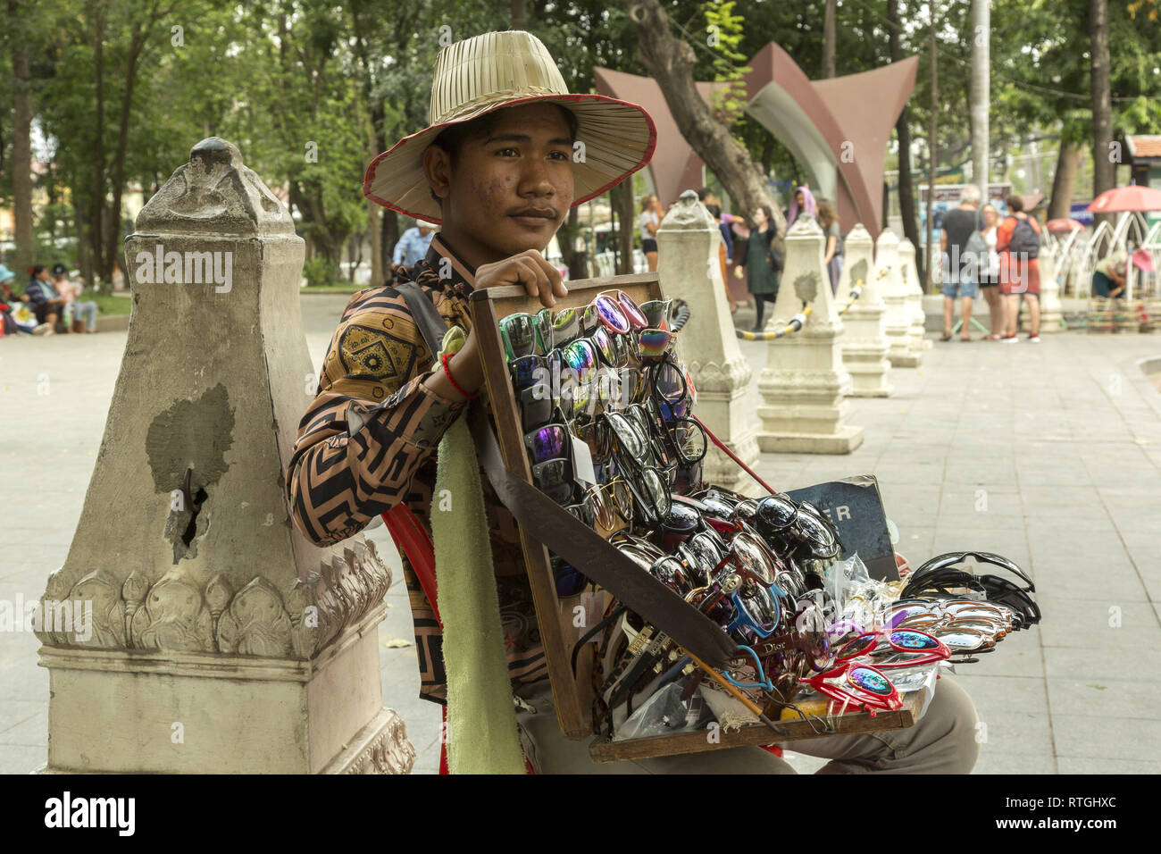 Mann Verkauf von gefälschten Luxus Sonnenbrille in Kambodscha Stockfoto