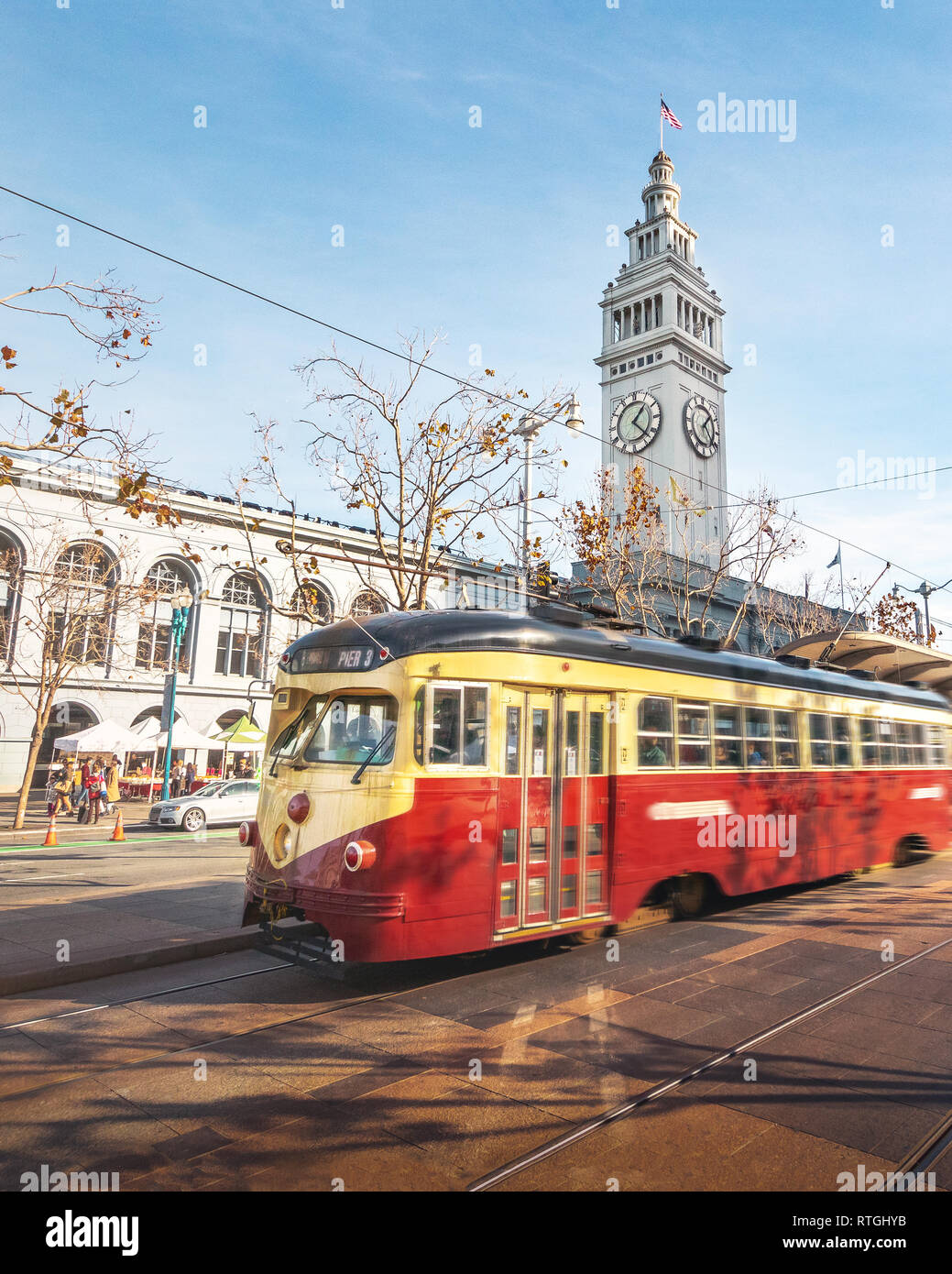 Trollley vor San Francisco Ferry Building in Embarcadero - San Francisco, Kalifornien, USA Stockfoto