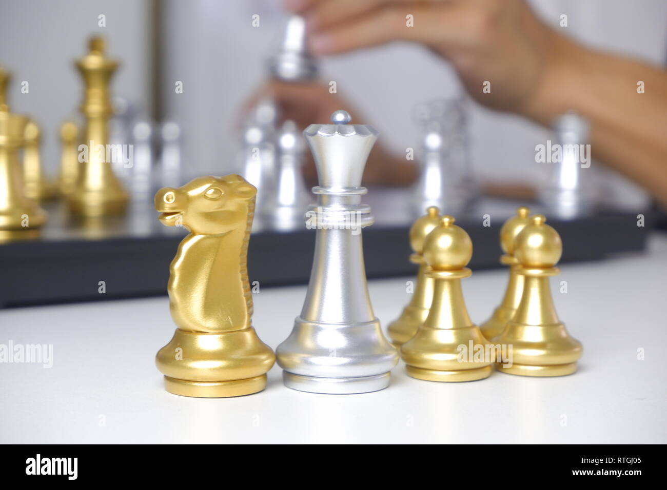 Geschäftsmann spielen Schach Spiel; Business Strategie, Führung und Management Konzept. Stockfoto
