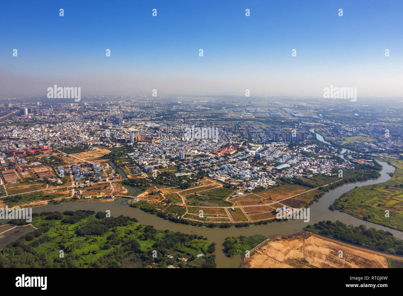 Ansicht von oben Luftbild von Ratsch Chiec Wohngebiet, Ho Chi Minh City mit der Entwicklung Gebäude, Transport, Energie und Infrastruktur. Vietnam Stockfoto