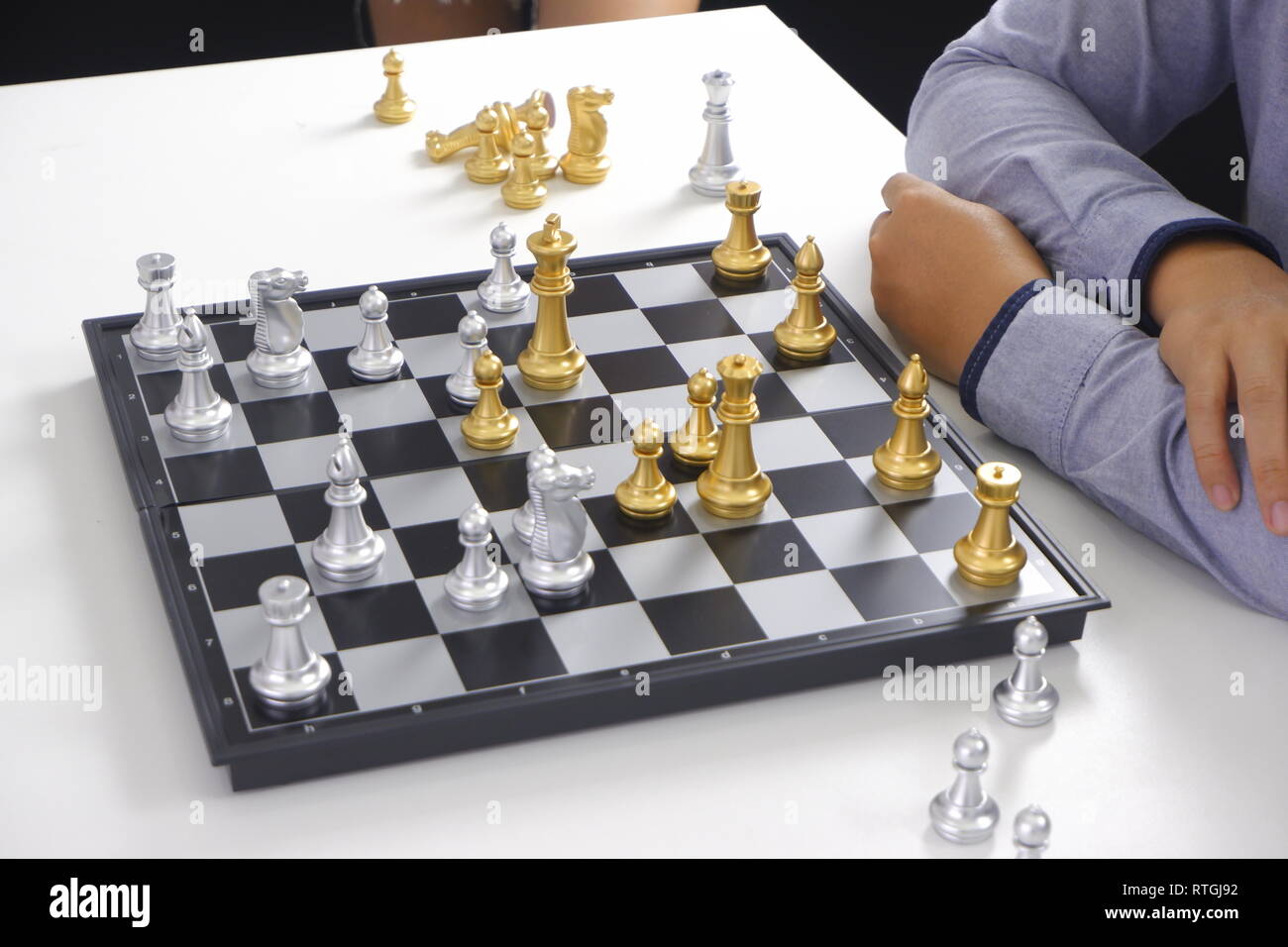 Geschäftsmann spielen Schach Spiel; Business Strategie, Führung und Management Konzept. Stockfoto