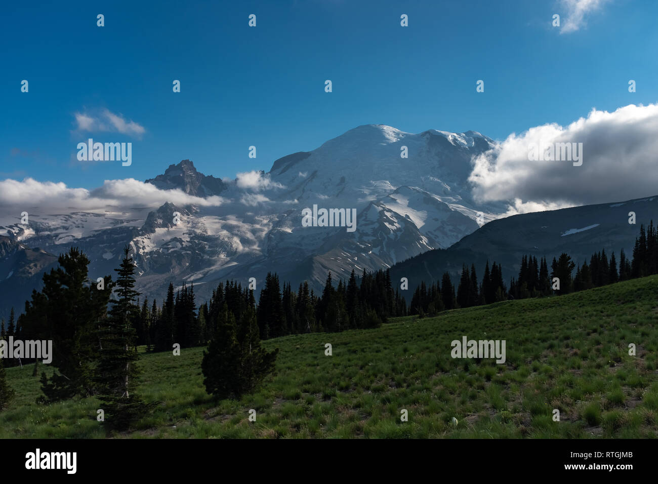 Ein Blick auf die Rückseite des Mount Rainier National Park, Washington, USA, niedrige Wolken, die einige der Berg. Stockfoto