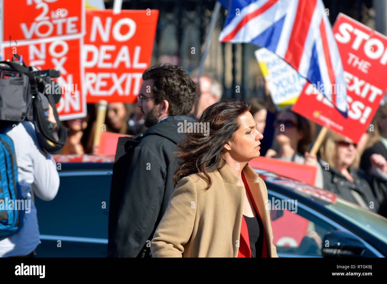 Heidi Allen MP (unabhängige Gruppe, ehemals Con: South Cambridgeshire) zu Fuß schnell Vergangenheit rival pro- und anti-Brexit Proteste vor den Toren der Ho Stockfoto