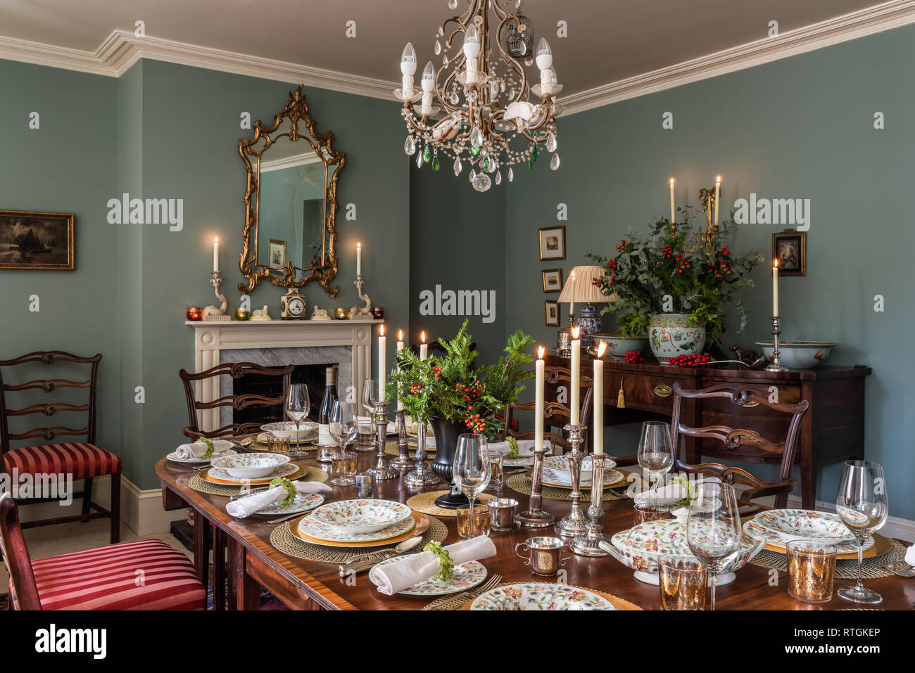 Mahagoni Esstisch Und Georgischen Sideboard Mit Stuhlen In Regency Streifen Mit Englischen Kamin Gepolstert Stockfotografie Alamy