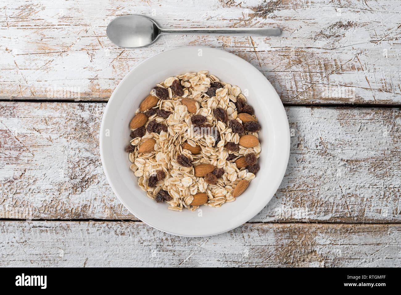 Weiße Platte mit oat Zöpfe auf weißem Hintergrund Stockfoto