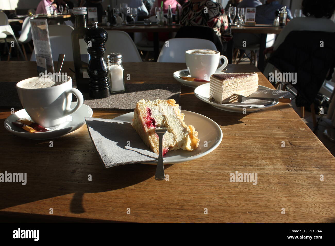 Zwei Kaffee setzt. Sahne und buttercream Kuchen auf Platte mit Cappuchino. Stockfoto