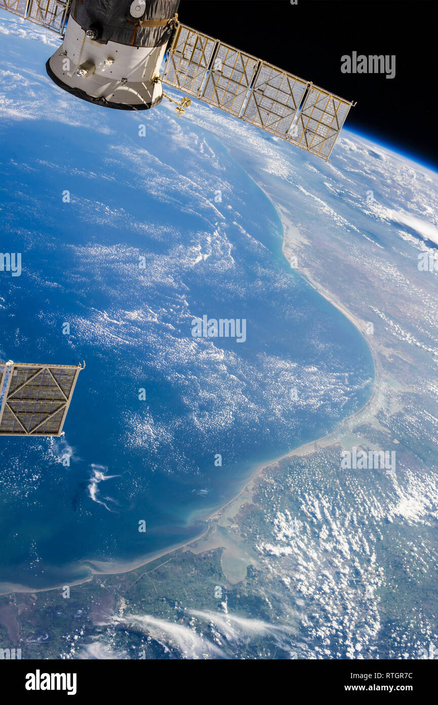 Die Internationale Raumstation und Blick auf die Erde Stockfoto