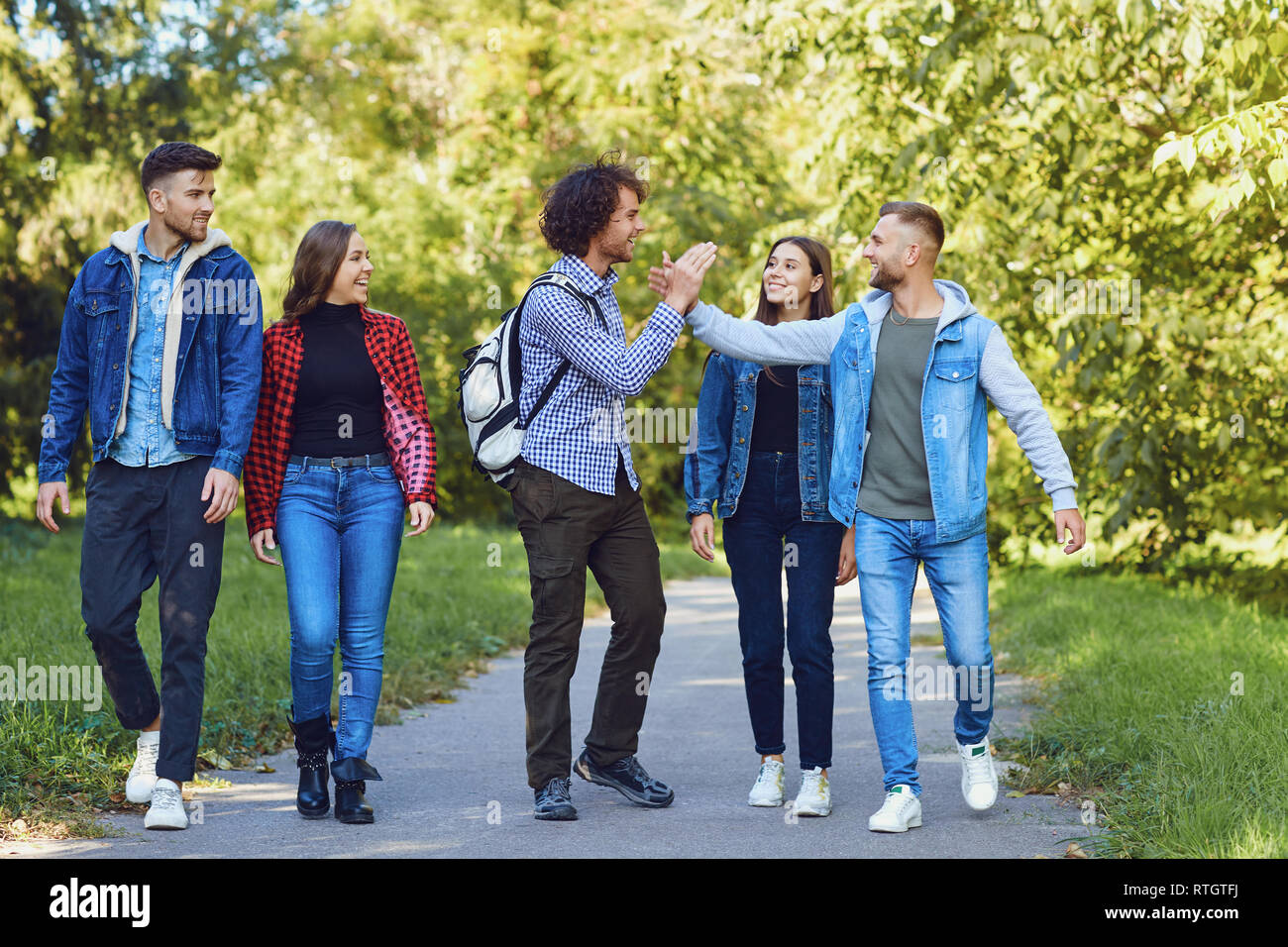 Gerne Freunde lachen im Park. Stockfoto