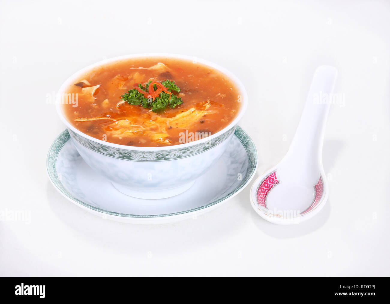 Traditionelle chinesische Suppe mit typischen chinesischen/asiatischen Gerichten und Löffel Stockfoto