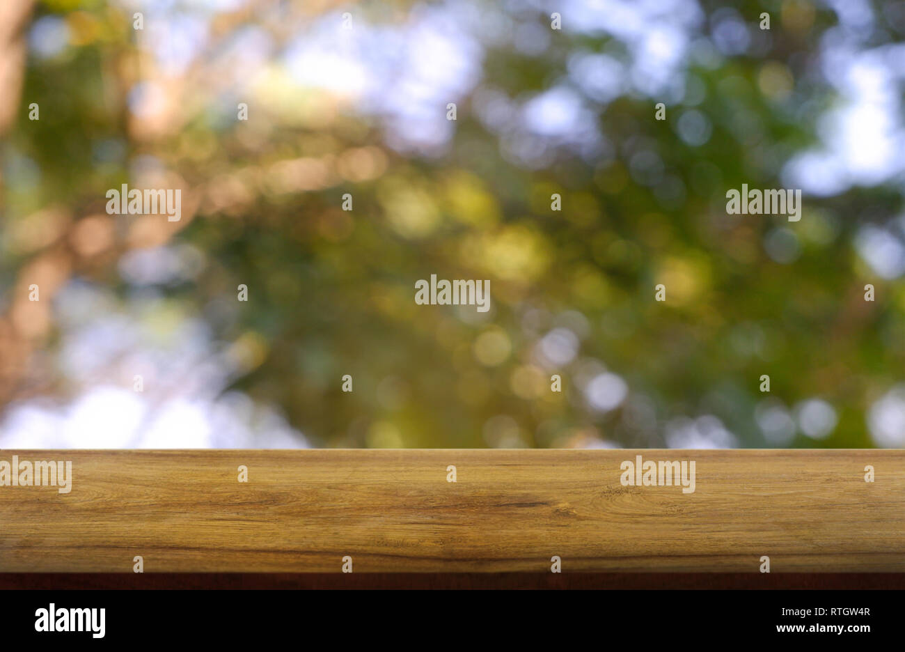 Leere Holztisch vor abstrakten verschwommen grünen Garten und Natur hellen Hintergrund. Für die Montage des Produkts angezeigt oder Design Key Visual Layout - Stockfoto