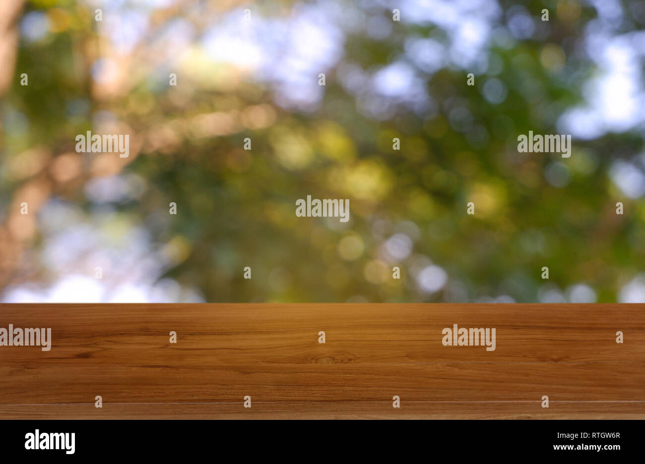 Leere Holztisch vor abstrakten verschwommen grünen Garten und Natur hellen Hintergrund. Für die Montage des Produkts angezeigt oder Design Key Visual Layout - Stockfoto