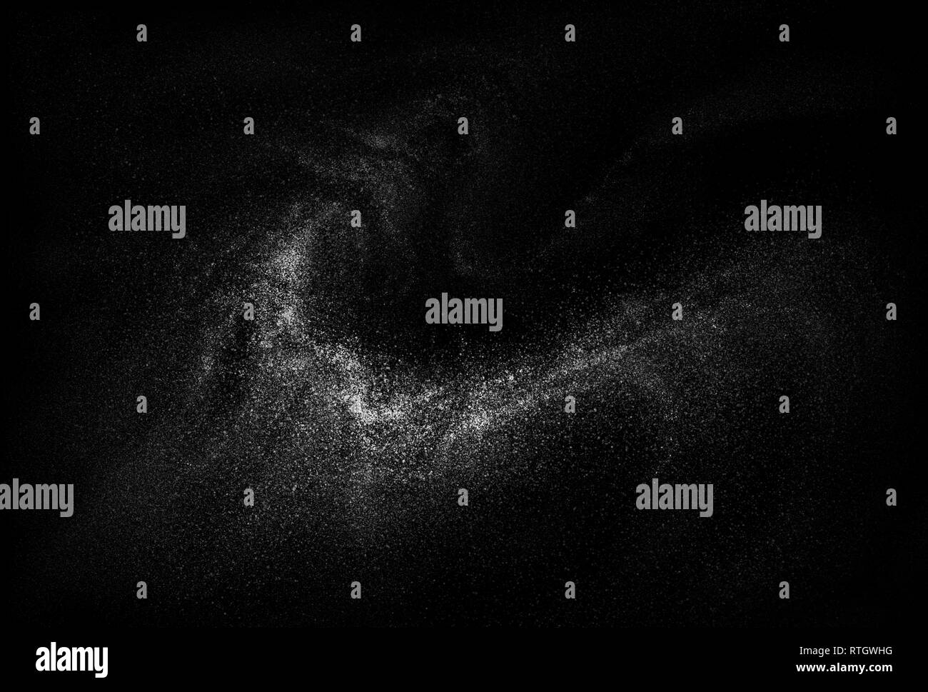 Freeze motion weißes Puder explodiert, auf schwarzem Hintergrund isoliert. Abstrakte Design weißen Staubwolke. Stockfoto