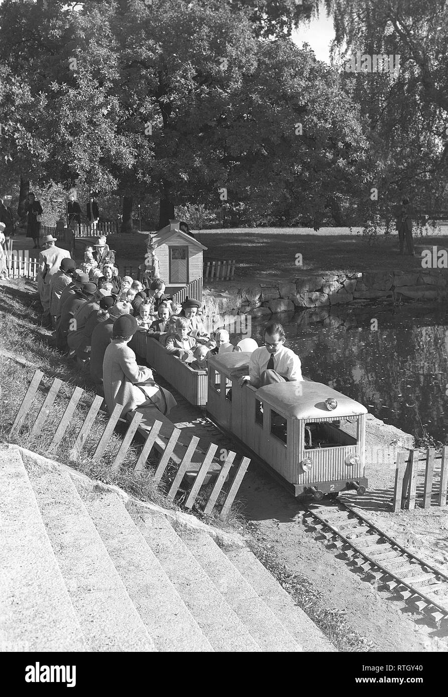 Sommer in den 1940er Jahren. Eine kleine Modellbahn in einem Park in Stockholm, wo Kinder meist genießt eine Fahrt. Foto Kristoffersson. Ref AO 19-8. Schweden 1949 Stockfoto