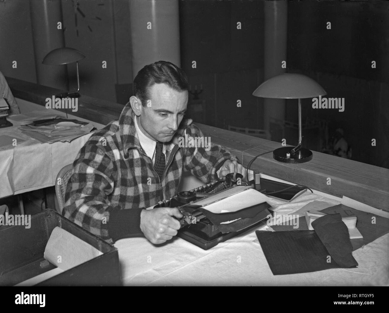 Im Winter Krieg. Ein militärischer Konflikt zwischen der Sowjetunion und Finnland. Es begann mit einer sowjetischen Invasion im November 1939, als sowjetische infantery die Grenze auf der Karelischen Landenge gekreuzt. Über 9500 Schwedische freiwillige Soldaten im Krieg teilgenommen. Hier in Rovaniemi, Finnland, Kriegsberichterstatter journalist Geoffrey Cox der britischen Zeitung Daily Express berichtet über die laufenden Ereignisse in die Welt zu drücken. Er Anfang der Finnischen Siege bei Kemijärvi und Suomussalmi erlebt und schrieb in seinem Bericht: Männer legen mit Handgranaten in ihren Händen, balanciert zu werfen, ein Mann gegen einen Wagen lehnte Whee Stockfoto