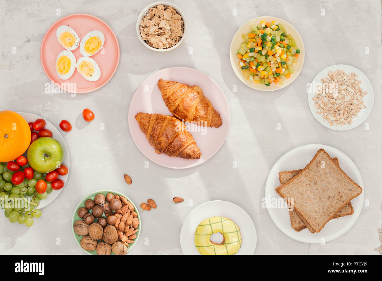 Gesundes Frühstück Zutaten auf Schwarz konkreten Hintergrund. Haferflocken, Mandeln Milch, Nüsse, Früchte und Beeren. Gesunder Lebensstil, Diät, gesund essen Stockfoto