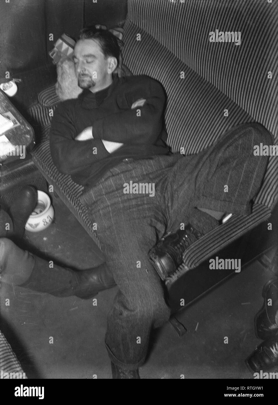 Im Winter Krieg. Ein militärischer Konflikt zwischen der Sowjetunion und Finnland. Es begann mit einer sowjetischen Invasion im November 1939, als sowjetische infantery die Grenze auf der Karelischen Landenge gekreuzt. Über 9500 Schwedische freiwillige Soldaten im Krieg teilgenommen. Rovaniemi, Finnland. Hier Krieg britische Korrespondent und Journalist Ralph Hewins. 1909-1985. Er war der Autor des Buches Quisling, Prophet ohne Ehre 1965. Die Biographie des norwegischen Nazi-kollaborateurs Quisling gerührt viel contorversy in Norwegen und das Buch wurde als Verfälschung der Geschichte beschrieben. In Finnland berichtete er für die B Stockfoto