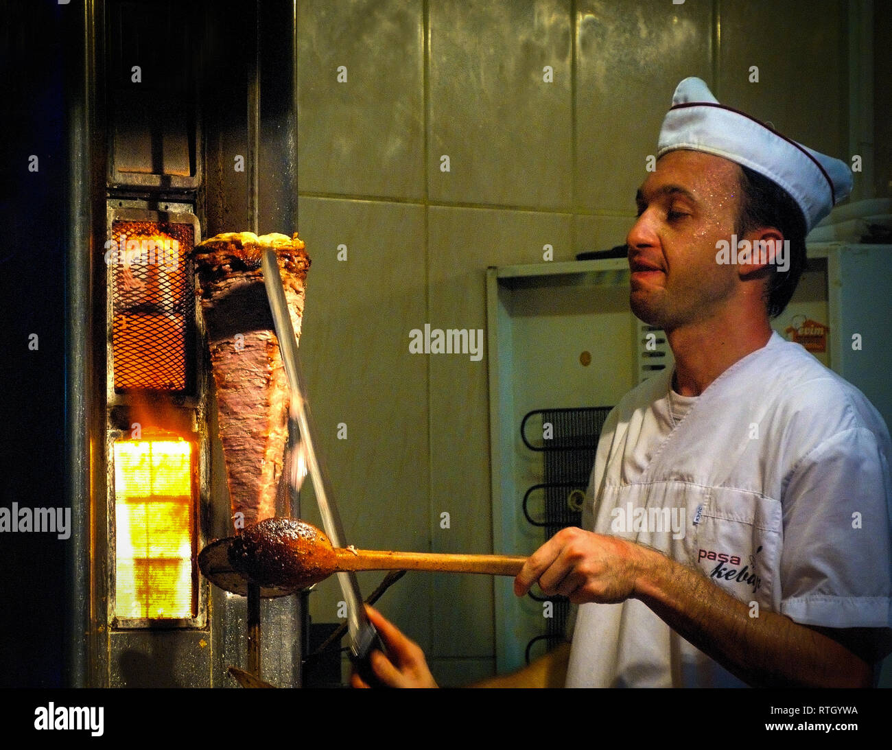 Turkish cook slicing doner kebab -Fotos und -Bildmaterial in hoher ...