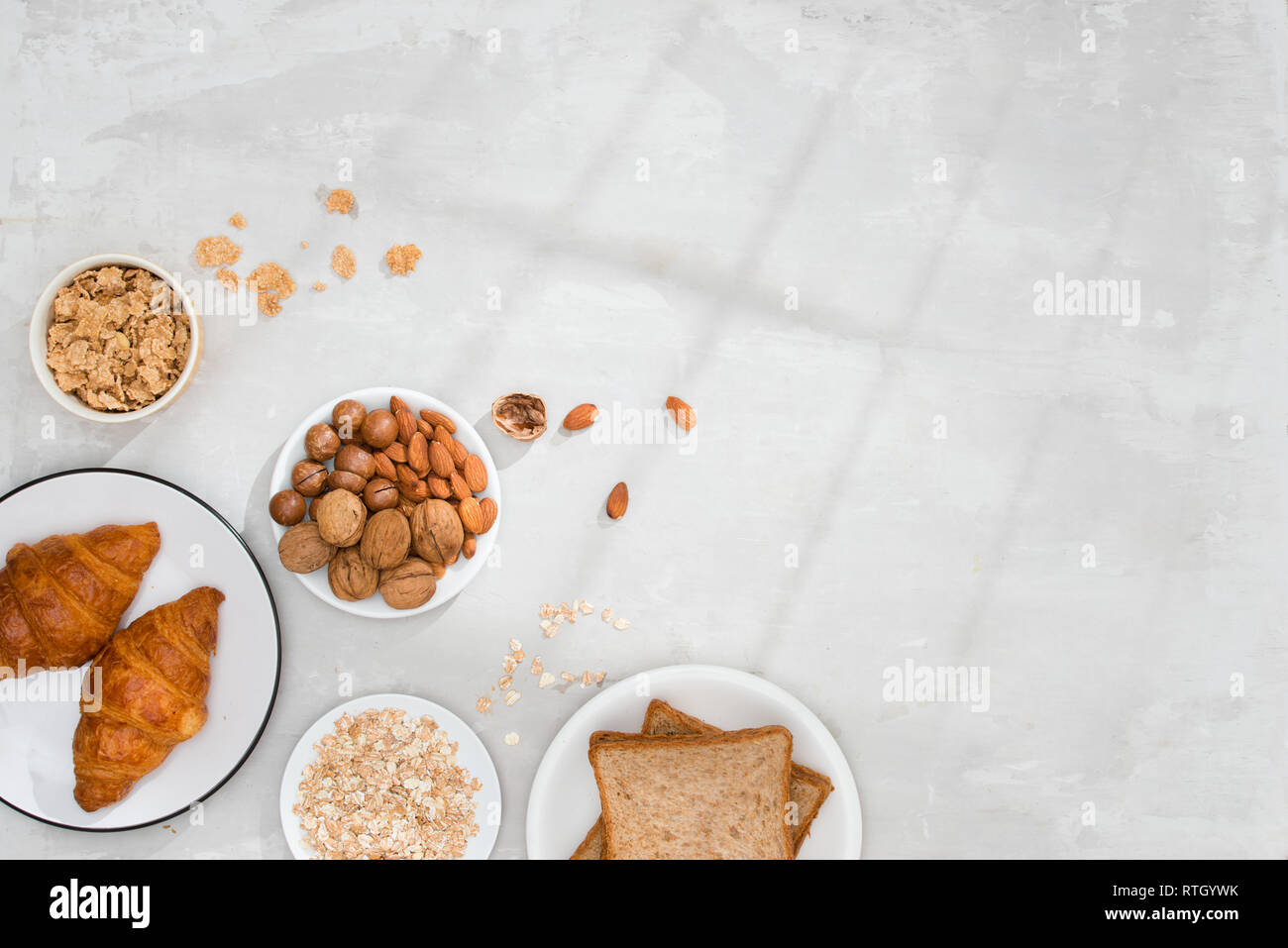 Kontinentales Frühstück mit Toast, Croissants, Mix Nüsse, Milch Stockfoto