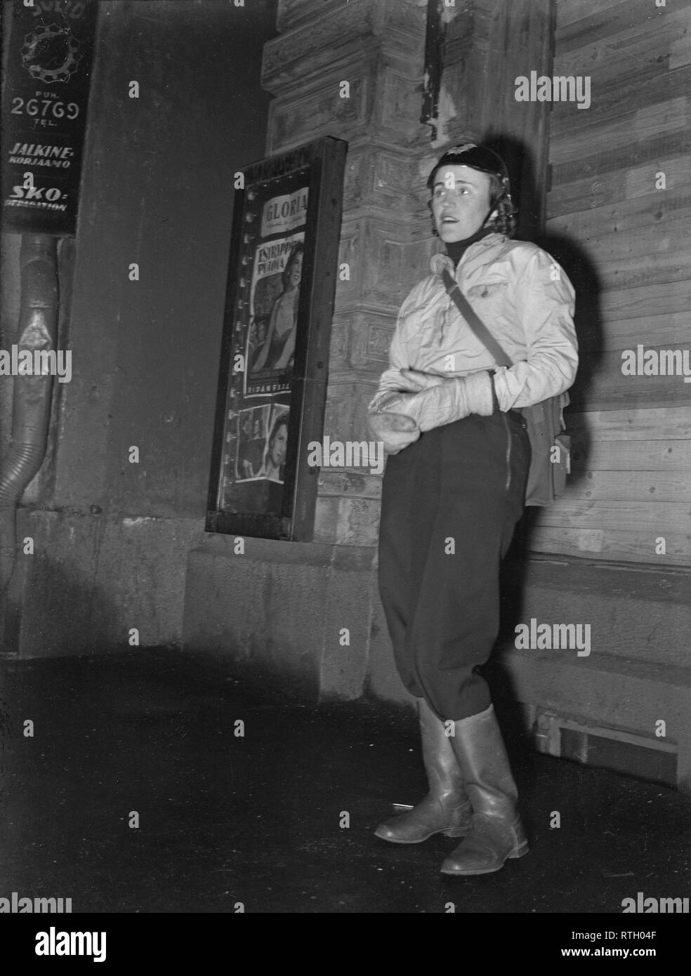 Im Winter Krieg. Ein militärischer Konflikt zwischen der Sowjetunion und Finnland. Es begann mit einer sowjetischen Invasion im November 1939, als sowjetische infantery die Grenze auf der Karelischen Landenge gekreuzt. Über 9500 Schwedische freiwillige Soldaten im Krieg teilgenommen. Hier eine Finnische firesoldier und Leiter einer Gruppe von neun Frauen in der Hauptstadt Helsinki. Dezember 1939. Foto Kristoffersson ref 99-17. Stockfoto