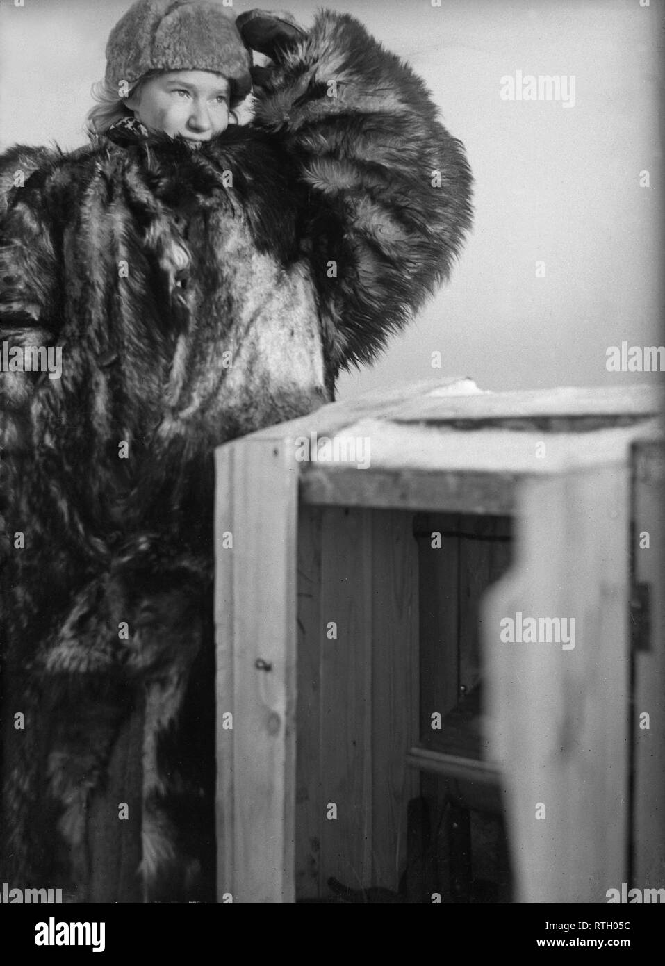 Im Winter Krieg. Ein militärischer Konflikt zwischen der Sowjetunion und Finnland. Es begann mit einer sowjetischen Invasion im November 1939, als sowjetische infantery die Grenze auf der Karelischen Landenge gekreuzt. Über 9500 Schwedische freiwillige Soldaten im Krieg teilgenommen. Abgebildet ist eine junge Frau an der Spitze eines Gebäudes in Helsinki. Sie ist ein Teil der Luftverteidigung Personal und hat die wichtige Aufgabe, weiterhin beobachten und alle feindlichen Flugzeuge. Ein Telefon ist. Das Wetter war während des Krieges exteremely Kalt und war so niedrig wie minus 40 Grad. Sie ist daher das Tragen eines warmen Pelzmantel. Januar 1940. Foto Kristofferss Stockfoto