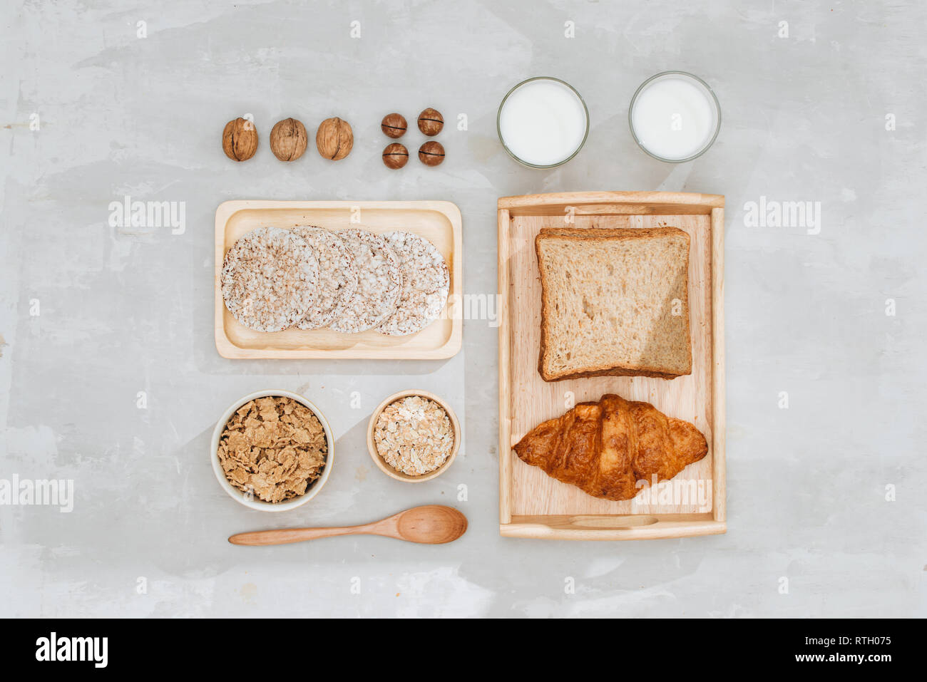 Kontinentales Frühstück mit Toast, Croissants, Mix Nüsse, Milch Stockfoto