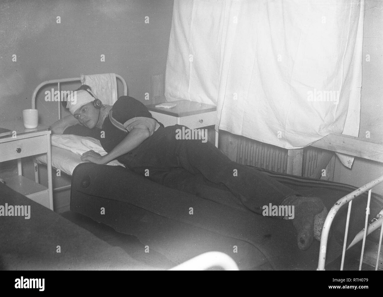 Im Winter Krieg. Ein militärischer Konflikt zwischen der Sowjetunion und Finnland. Es begann mit einer sowjetischen Invasion im November 1939, als sowjetische infantery die Grenze auf der Karelischen Landenge gekreuzt. Über 9500 Schwedische freiwillige Soldaten im Krieg teilgenommen. Nach der überschrift des Foto, das ist der erste finnische Soldaten verletzt in einem Krankenhaus in Viborg. Dezember 1939. Foto Kristoffersson ref 97-5. Stockfoto