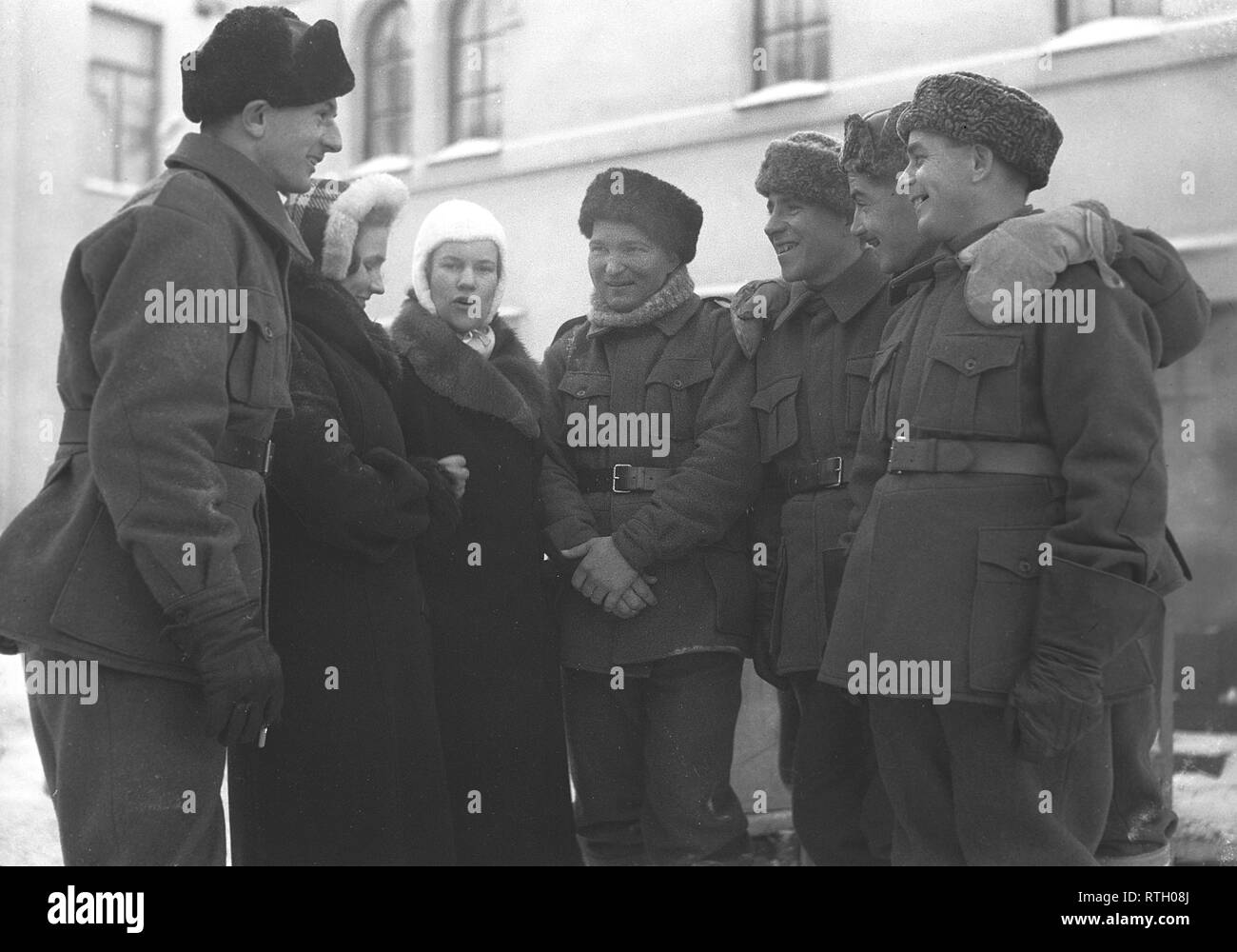 Im Winter Krieg. Ein militärischer Konflikt zwischen der Sowjetunion und Finnland. Es begann mit einer sowjetischen Invasion im November 1939, als sowjetische infantery die Grenze auf der Karelischen Landenge gekreuzt. Über 9500 Schwedische freiwillige Soldaten im Krieg teilgenommen. Abgebildeten Kanadischen freiwillige Soldaten mit zwei finnischen Mädchen. Januar 1940. Foto Kristoffersson ref gewährt. Stockfoto