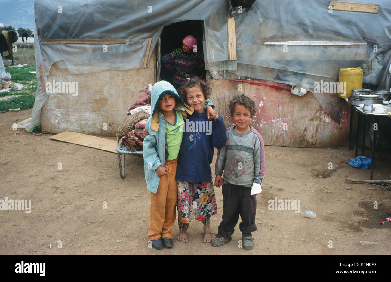 Drei Zigeuner Kinder außerhalb Ihrer shack in der aspropyrgos Zigeunerlager, Athen, Griechenland. Stockfoto
