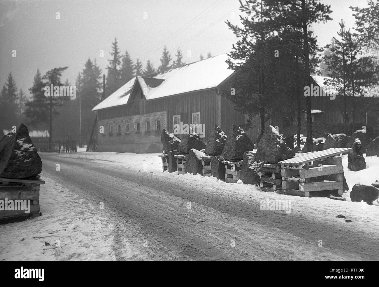 Im Winter Krieg. Ein militärischer Konflikt zwischen der Sowjetunion und Finnland. Es begann mit einer sowjetischen Invasion im November 1939, als sowjetische infantery die Grenze auf der Karelischen Landenge gekreuzt. Über 9500 Schwedische freiwillige Soldaten im Krieg teilgenommen. Hier an der Karelischen Landenge Finnland in der Nähe der Mannerheim. Die Felsen sind neben der Straße, um zu verhindern, dass sich die Tanks bestehen vorbereitet. Dezember 1939. Foto Kristoffersson ref 93-7. Stockfoto