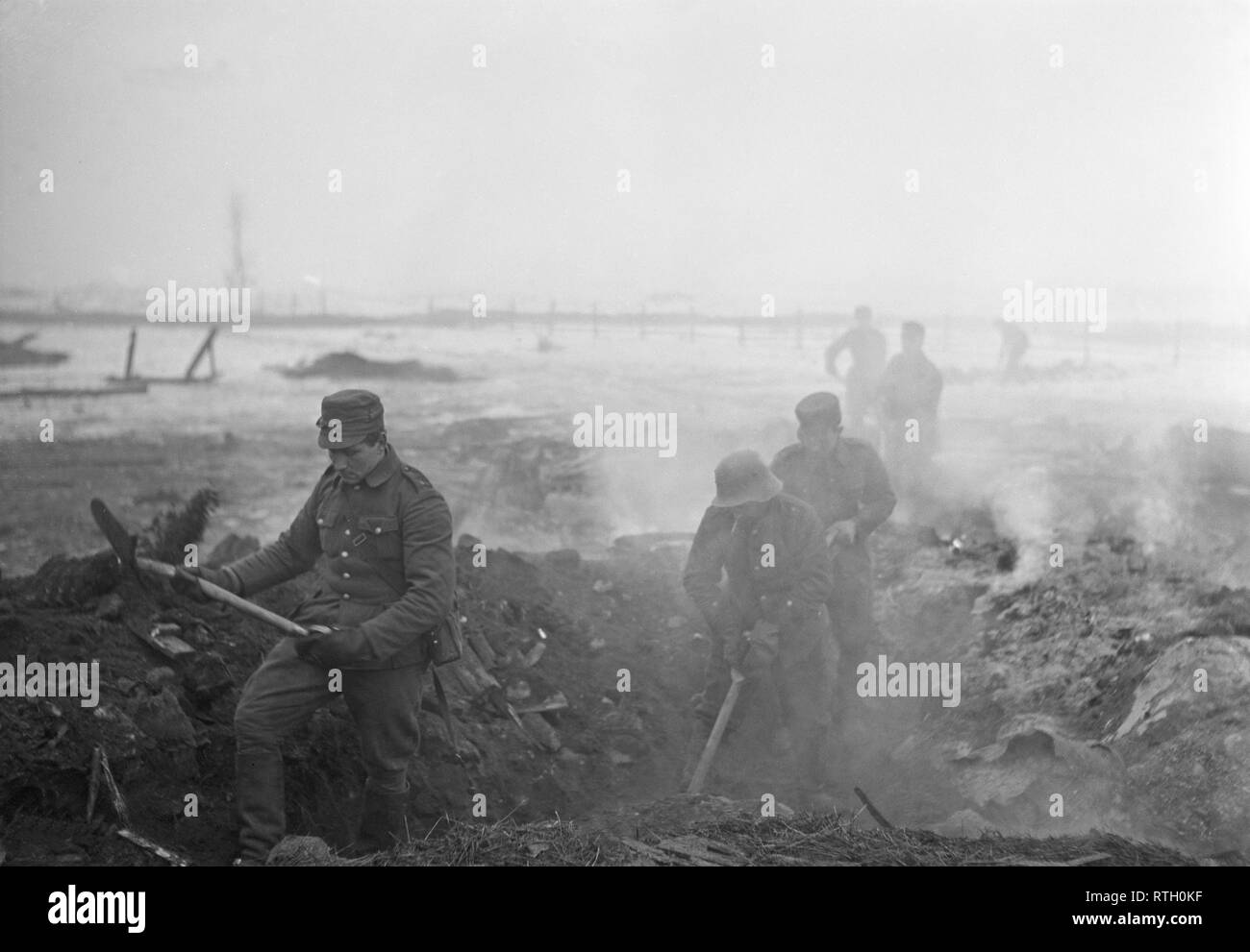 Im Winter Krieg. Ein militärischer Konflikt zwischen der Sowjetunion und Finnland. Es begann mit einer sowjetischen Invasion im November 1939, als sowjetische infantery die Grenze auf der Karelischen Landenge gekreuzt. Über 9500 Schwedische freiwillige Soldaten im Krieg teilgenommen. Hier die Karelische Landenge Finnland. Finnische Soldaten im Dorf Summa in der Nähe der Frontlinie an der Mannerheim Linie sind Gräben und stärkt die Abwehr. Es war hier die ersten sowjetischen Versuch im Dezember 1939 geschah, zu überfallen. Die Finnen abgewehrt der Sowjetischen main Truppen. Der zweite Angriff der Sowjetunion auf Summa war im Februar 1940. Stockfoto