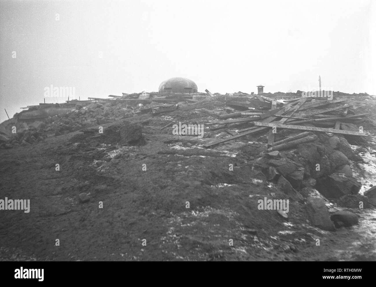 Im Winter Krieg. Ein militärischer Konflikt zwischen der Sowjetunion und Finnland. Es begann mit einer sowjetischen Invasion im November 1939, als sowjetische infantery die Grenze auf der Karelischen Landenge gekreuzt. Über 9500 Schwedische freiwillige Soldaten im Krieg teilgenommen. Hier die Karelische Landenge Finnland. Eine Finnische machine gun Bunker von der Frontline am Mannerheim. Es war hier die ersten sowjetischen Versuch im Dezember 1939 geschah, zu überfallen. Die Finnen abgewehrt der Sowjetischen main Truppen. Der zweite Angriff der Sowjetunion auf Summa war im Februar 1940. Foto Kristoffersson ref 93-16. Bild aufgenommen Dezember 1939. Stockfoto