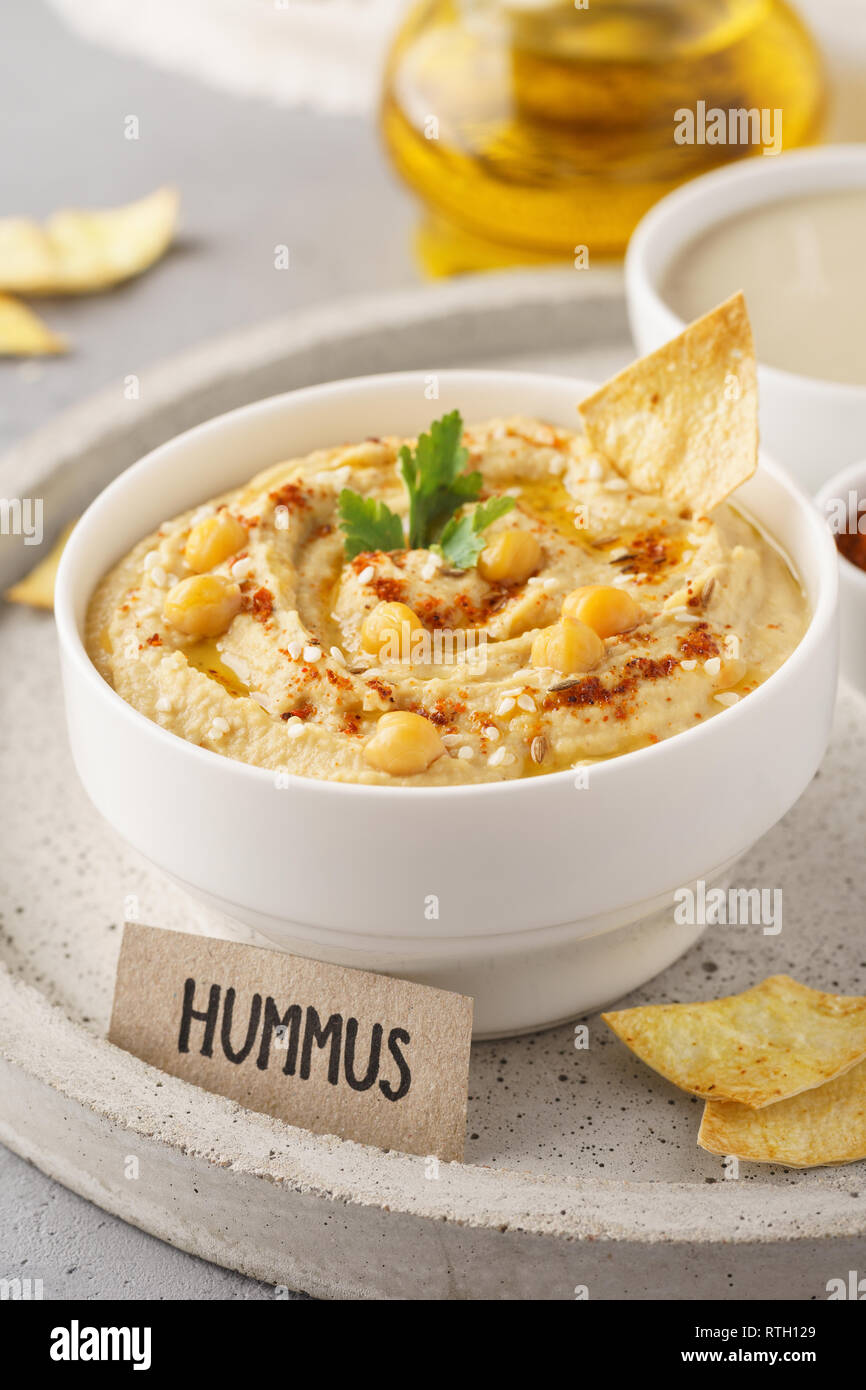 Hausgemachte hummus Schüssel serviert mit Pommes, Kichererbsen, Petersilie und Paprika. Stockfoto