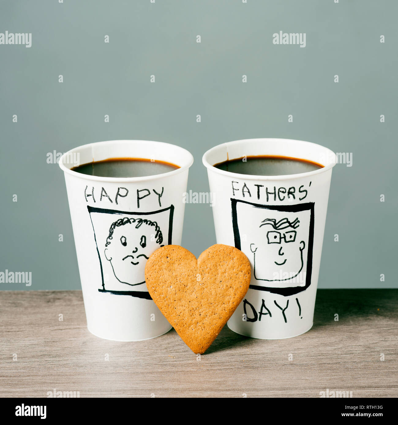 Nahaufnahme von zwei einwegbecher mit Kaffee, dekoriert mit der Zeichnung von zwei Männer und der Text happy Vatertag handschriftliche, und einen Herzförmigen Stockfoto