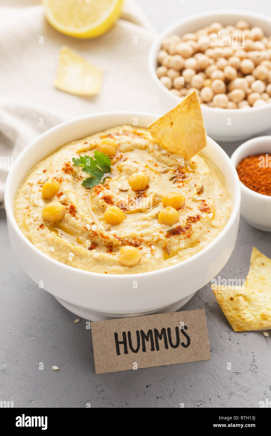 Hausgemachte hummus Schüssel serviert mit Pommes, Kichererbsen, Petersilie und Paprika. Stockfoto