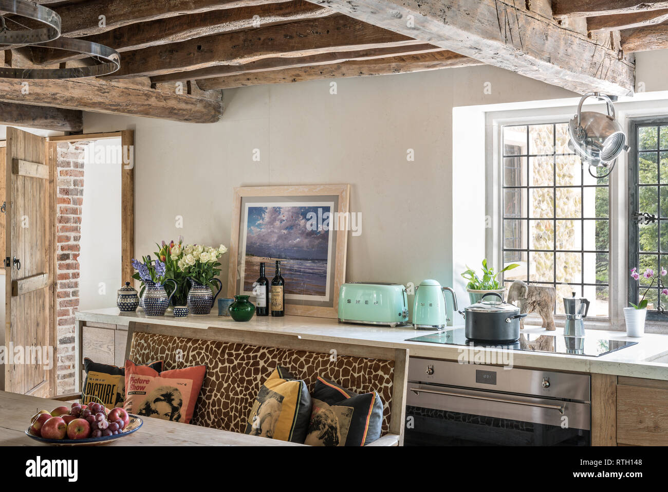 Gestrahlt, Küche mit modernen Geräten und Bleiglas Fenster Stockfoto