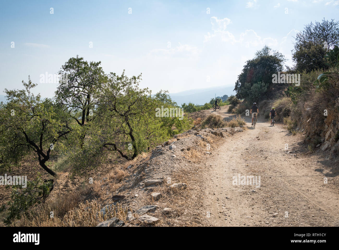 Radtouren auf einer Schmutzstrecke in der Nähe von Jubar in der Region Alpujarras in Andalucia, Spanien Stockfoto