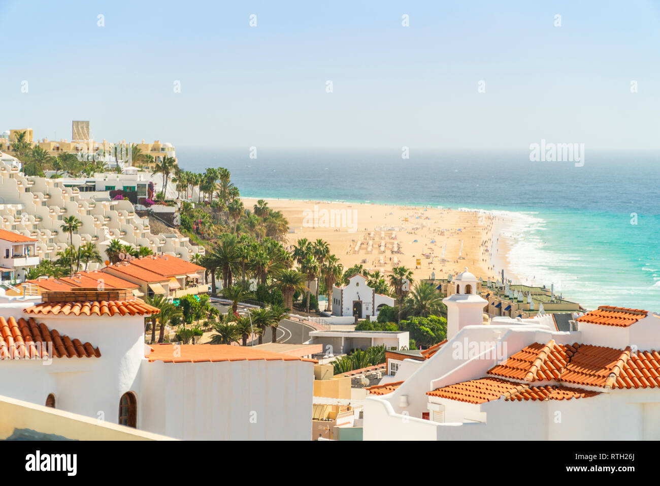 Weiße Häuser nad Resorts von weiten Sandstränden in Morro Jable, Jandia, Fuerteventura, Spanien Stockfoto